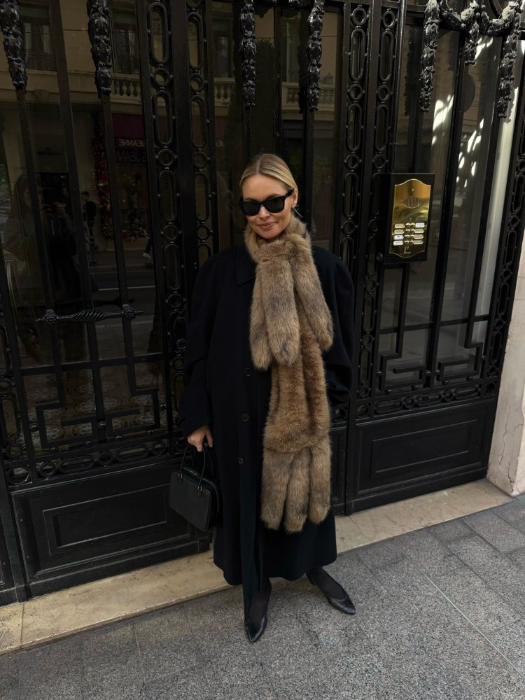 MANGO Long faux-fur scarf worn by Claire Rose Cliteur | Claire Rose Cliteur Outfit and Style