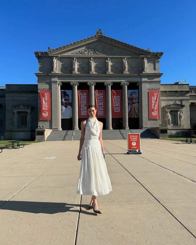 And a quick but magical trip to Chicago ✨ Thank you for having me @obamafoundation — can’t wait to see the finished Presidential Center & honored to sign the final beam and support growth back home in the Midwest