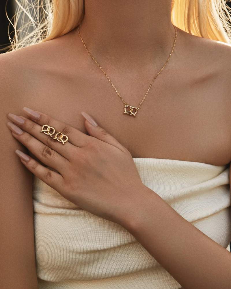 SUIHE 「Pretzel」Necklace

18k Gold Vermeil over Sterling Silver

SUIHE selects high-quality natural pearls, gemstones, precious metals, and other premium materials and crafts them into a collection of everyday, minimalist, and exquisite jewelry pieces. SUIHE conveys an elegant, romantic, and relaxed fashion attitude and lifestyle.