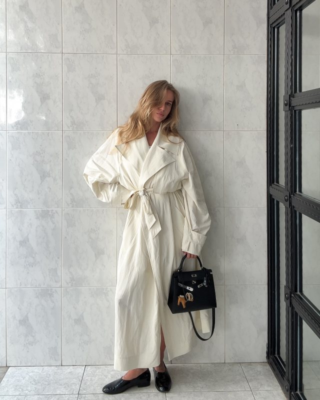 MANGO Oversized trench coat with lapels, CHANEL Moccasins Patent Calfskin Black and Hermes Kelly Bag worn by Annijor | Annijor Outfits and Style