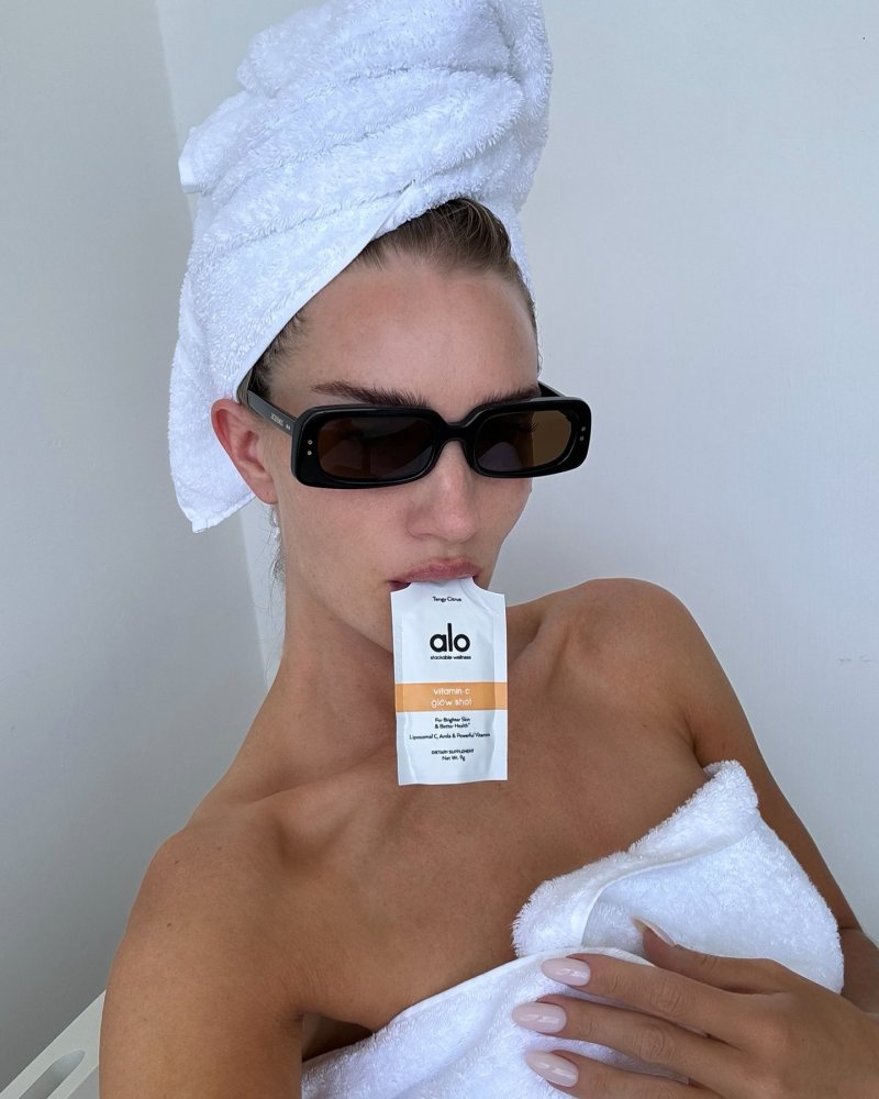 Jacquemus Azzuro rectangle-frame sunglasses worn by Rosie HW | rosiehw's closet