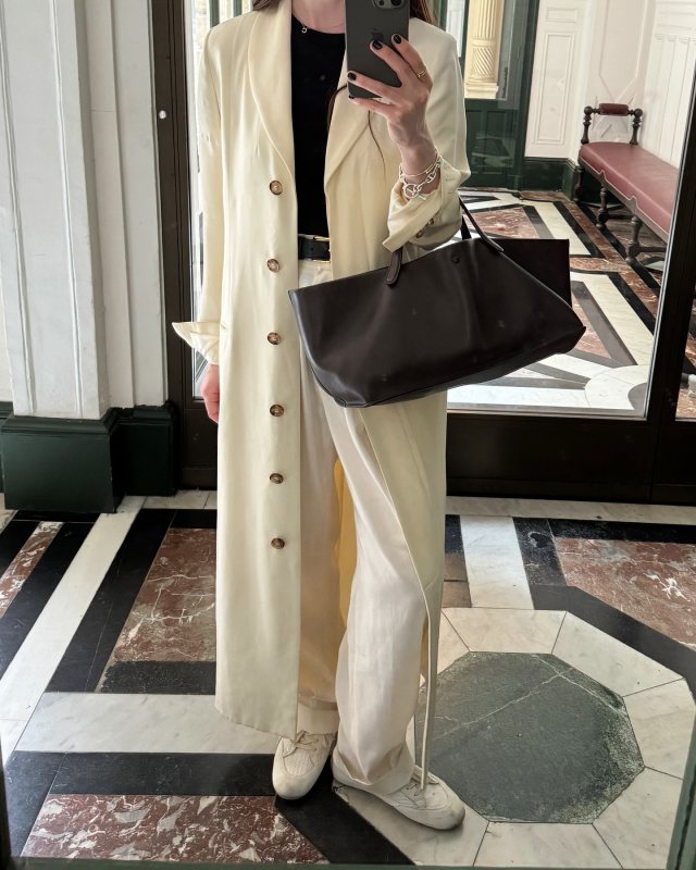 The Row Idaho XL leather tote carried by Carina Nicklas | looxlikecarrie's closet