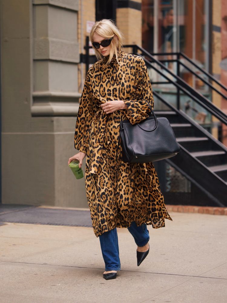 ALAIA Belted leopard-print taffeta trench coat and Staud LARGE MAUDE CARRYALL BLACK worn by Alex Consani | Alex Consani Outfits and Style