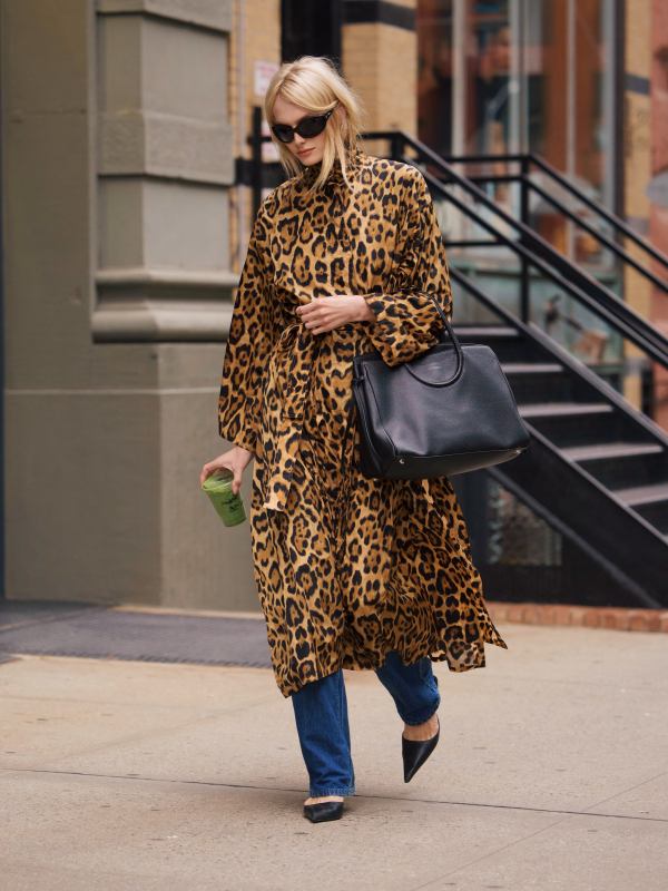 ALAIA Belted leopard-print taffeta trench coat and Staud LARGE MAUDE CARRYALL BLACK worn by Alex Consani | Alex Consani Outfits and Style