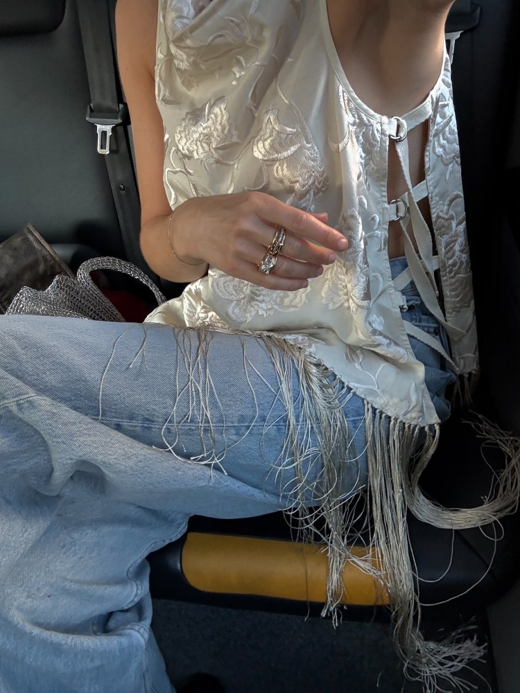 Sea Priscilla Vest and Spinelli Kilcollin Sonny 18kt yellow gold linked rings with diamonds worn by Lucy Williams | Lucy Williams Outfits and Style