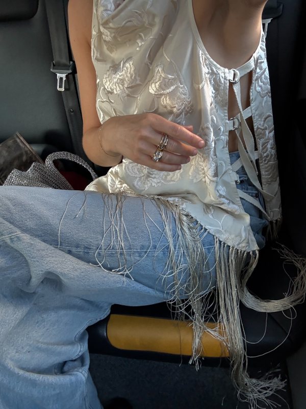 Sea Priscilla Vest and Spinelli Kilcollin Sonny 18kt yellow gold linked rings with diamonds worn by Lucy Williams | Lucy Williams Outfits and Style