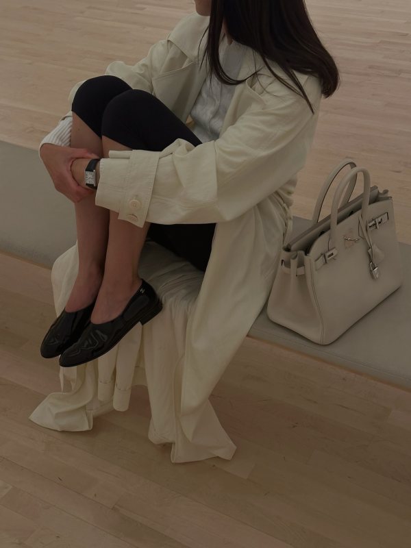 MANGO Oversized trench coat with lapels, CHANEL Moccasins Patent Calfskin Black and HERMES Birkin Bag worn by Şirin Haban | Şirin Haban Outfits and Style