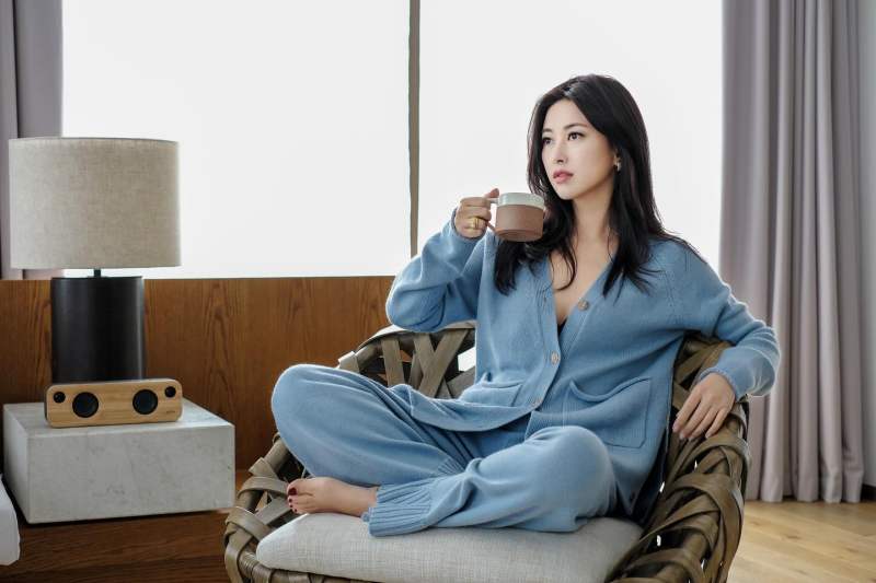 Colombo Kid Cashmere V-Neck Cardigan and Colombo Kid Cashmere Trousers worn by Zhu Zhu朱珠 | zhuzhuclubheaven's closet