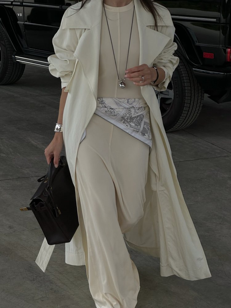 Toteme Fluid jersey dress ecru, MANGO Oversized trench coat with lapels and HERMES Le Philateliste du Faubourg scarf 90 worn by Şirin Haban | Şirin Haban Outfits and Style