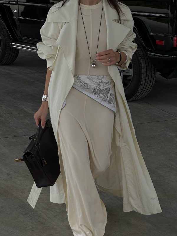 Toteme Fluid jersey dress ecru, MANGO Oversized trench coat with lapels and HERMES Le Philateliste du Faubourg scarf 90 worn by Şirin Haban | Şirin Haban Outfits and Style