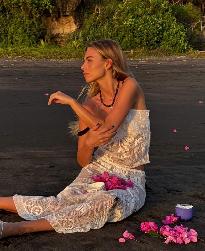 With Jean Saint Midi Skirt | White worn by Elin Warn | elinwarn's closet