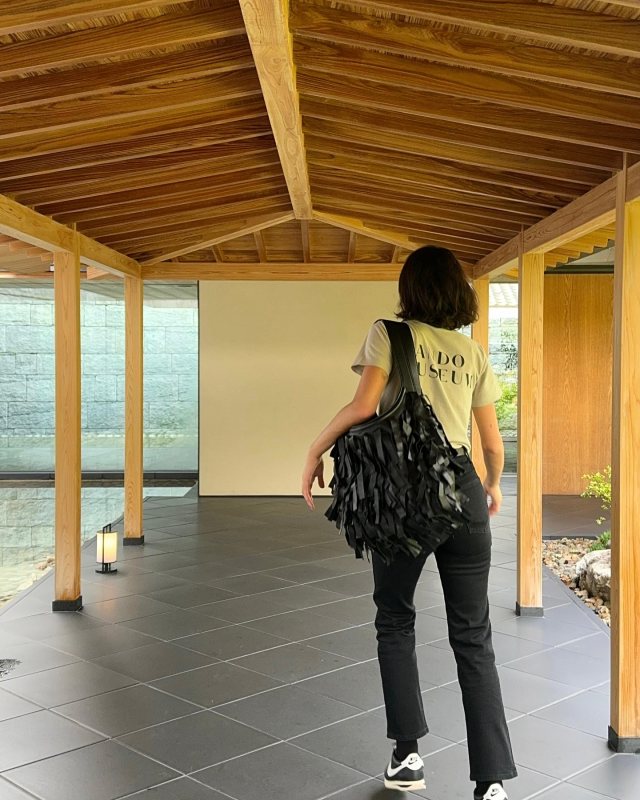 PHOEBE PHILO BEAN BAG in black fringe leather worn by Bruna Marquezine | brunamarquezine's closet
