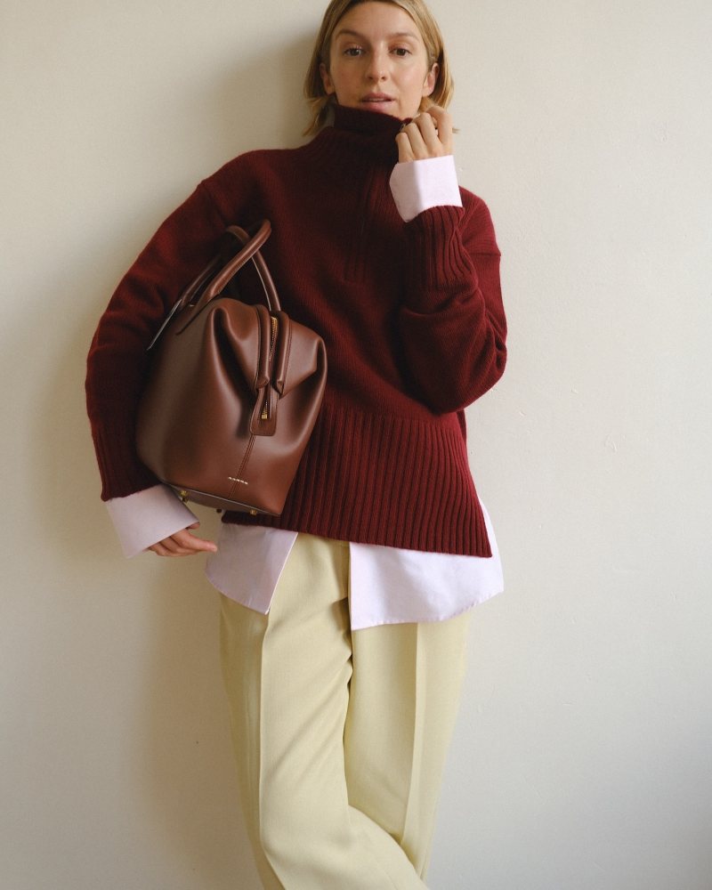 BALLY Belle large leather tote, ALLUDE Troyer wool and cashmere-blend sweater, ROHE Cotton Shirt and The Row Tor pleated woven wide-leg pants worn by Brittany Bathgate | brittanybathgate's closet