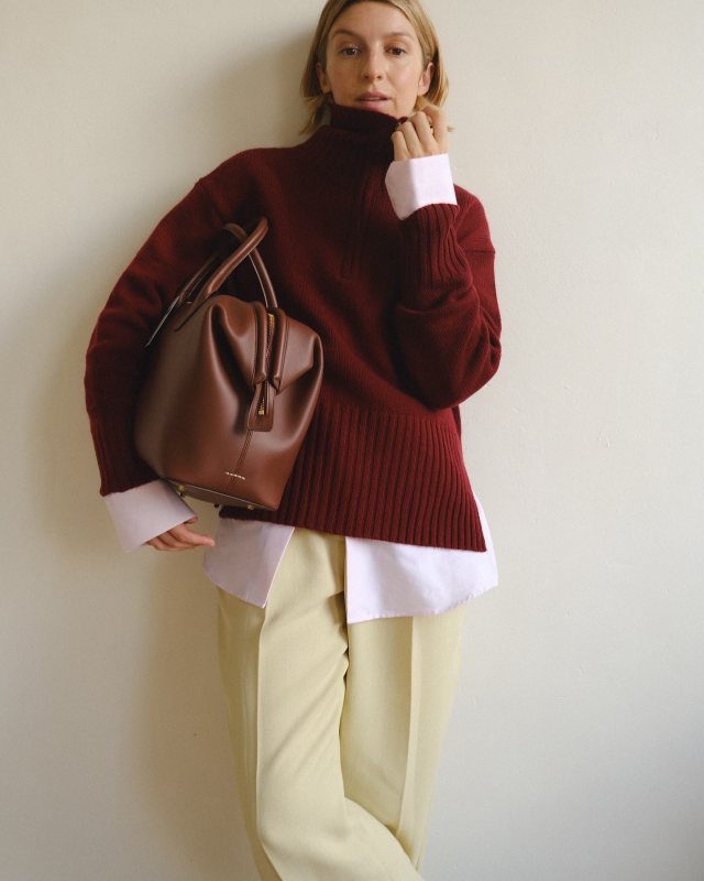 BALLY Belle large leather tote, ALLUDE Troyer wool and cashmere-blend sweater, ROHE Cotton Shirt and The Row Tor pleated woven wide-leg pants worn by Brittany Bathgate | brittanybathgate's closet