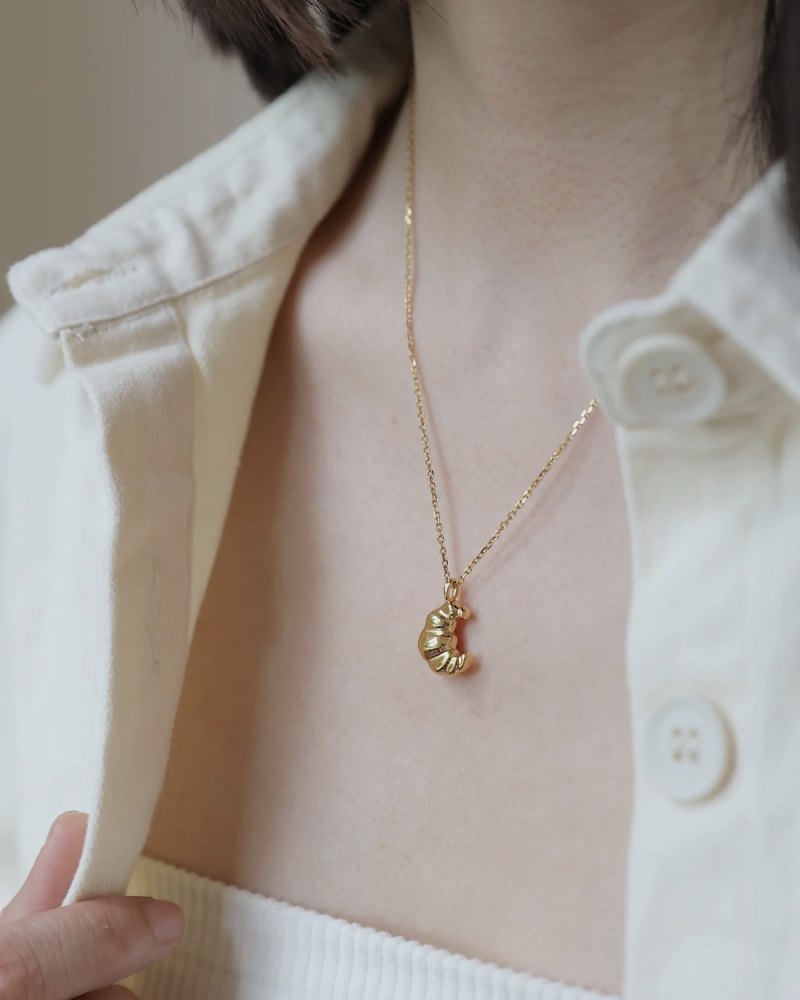 SUIHE Croissant Necklace
18k Gold Vermeil over Sterling Silver
SUIHE selects high-quality natural pearls, gemstones, precious metals, and other premium materials and crafts them into a collection of everyday, minimalist, and exquisite jewelry pieces. SUIHE conveys an elegant, romantic, and relaxed fashion attitude and lifestyle.