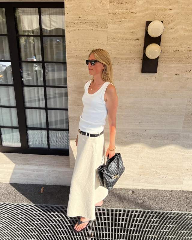 Bottega Veneta Medium Andiamo Bag, By Malene Birger Carlas Skirt Mojave Desert and By Malene Birger Ladina Leather Heart Sandals worn by Maria Kaas | makaas's closet