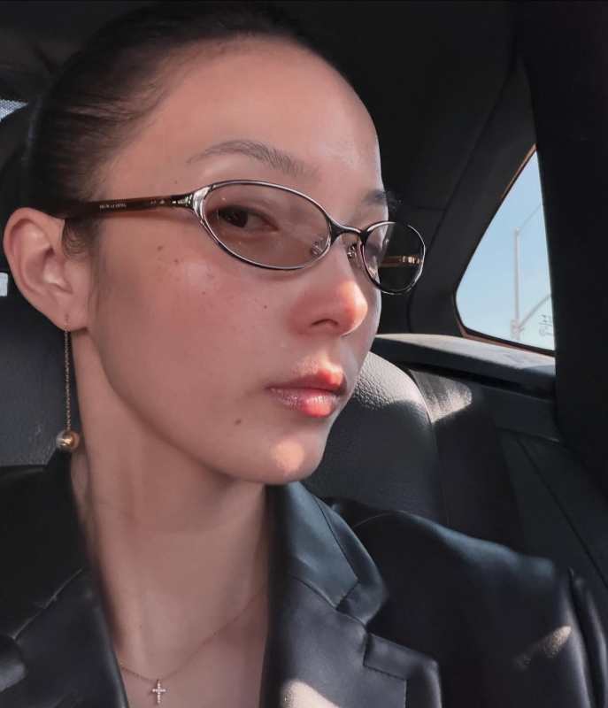 Gentle Monster Moody 02(BR) Sunglasses worn by Juxiaowen | Ju Xiaowen Outfit and Style