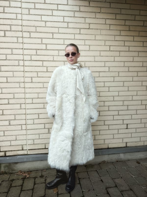 COS COLLARLESS SHEARLING LONG COAT worn by annijor | annijor Outfit and Style