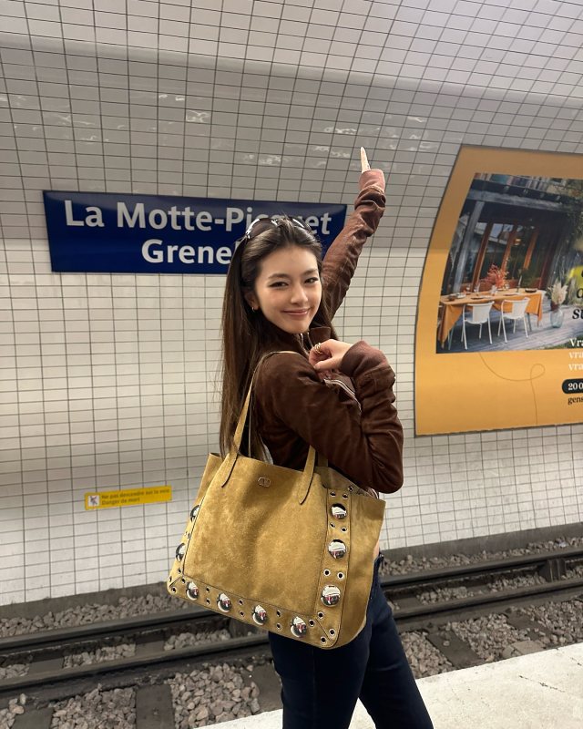 Valentino Garavani NELLCÔTE LARGE SUEDE SHOPPING BAG worn by suanbeiii