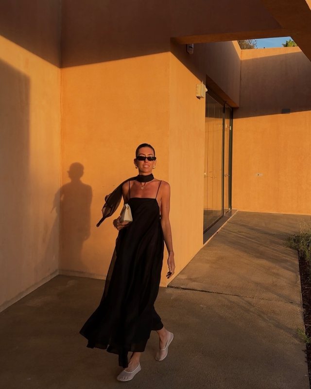 Hannah Lewis wearing Massimo Dutti ’Strappy ramie midi dress‘ and Dear Frances ‘Balla Mesh Flats’