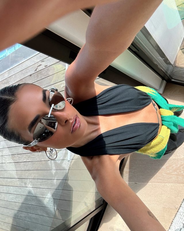 giizeleoliveira wearing GCDS Oval Frame Sunglasses and GUCCI earrings