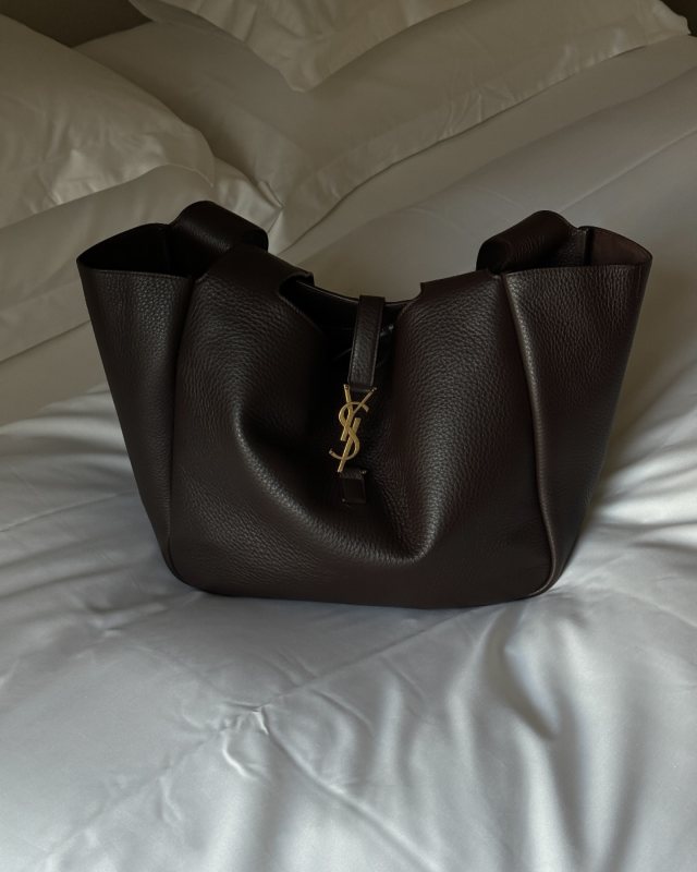 Saint Laurent Le 5 à 7 Bea Large leather shopper worn by Annijor | annijor's closet