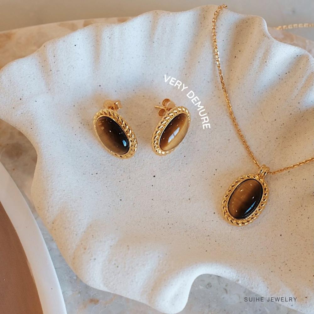 SUIHE 「Amber」 Earrings

Gorgeous 18k Gold Vermeil earrings and can fit in most of your daily outfits.

SUIHE selects high-quality natural pearls, gemstones, precious metals, and other premium materials and crafts them into a collection of everyday, minimalist, and exquisite jewelry pieces. SUIHE conveys an elegant, romantic, and relaxed fashion attitude and lifestyle.