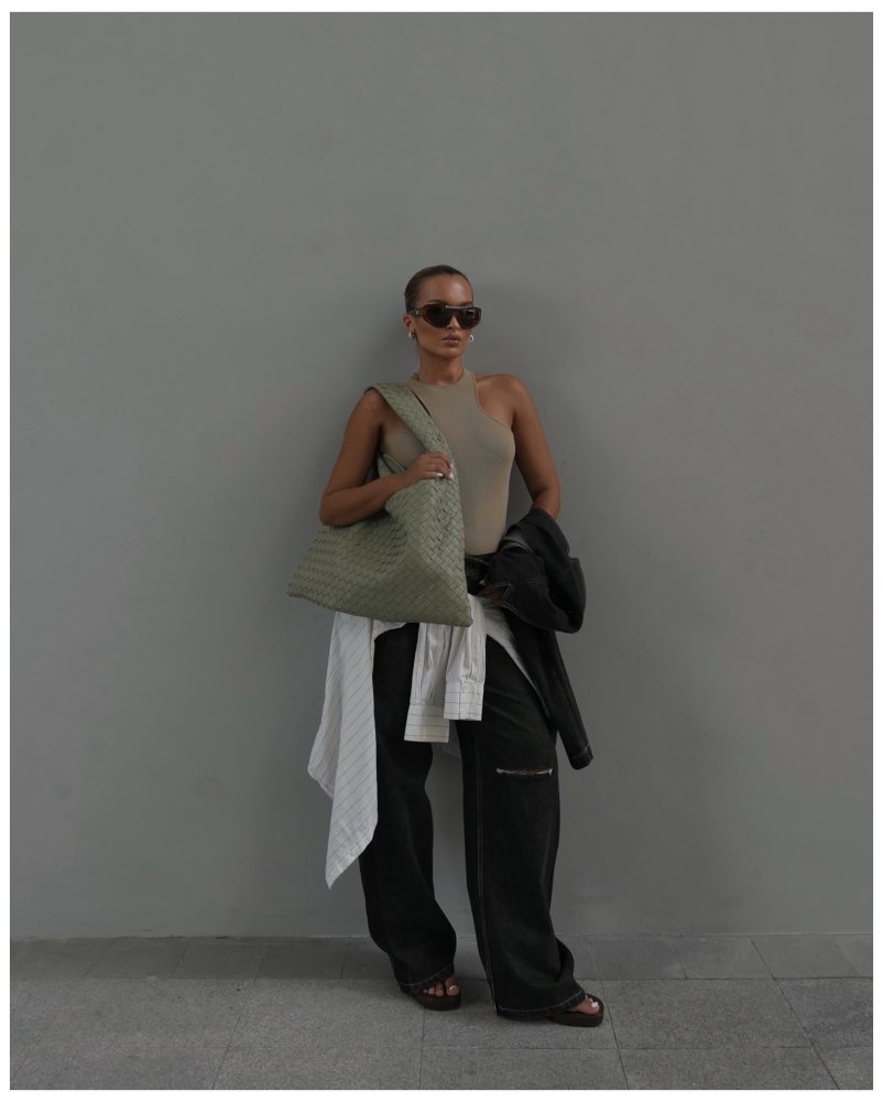 Bottega Veneta Hop Large Leather Shoulder Bag worn by Oumayma Elboumeshouli | oumaymaboumeshouli's closet