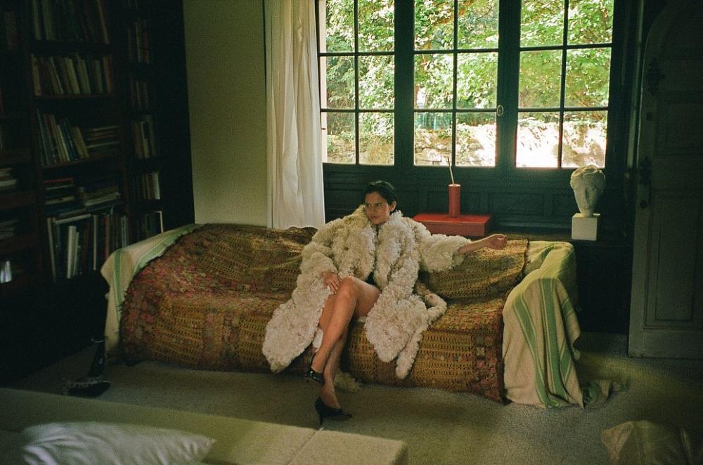 MAGDA BUTRYM self-tie shearling coat and PHOEBE PHILO SOFT PUMP 90 in patent black leather worn by Marta Cygan | lifeofboheme's closet