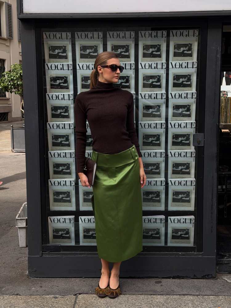 Sportmax Satin midi skirt, Herbert Levine 24/7 MULE, LIE STUDIO The Lee Sunglasses and TOD'S Tim Calf Hair Top-Handle Bag worn by Sara Walker Ratliffe | Sara Walker Ratliffe Outfits and Style