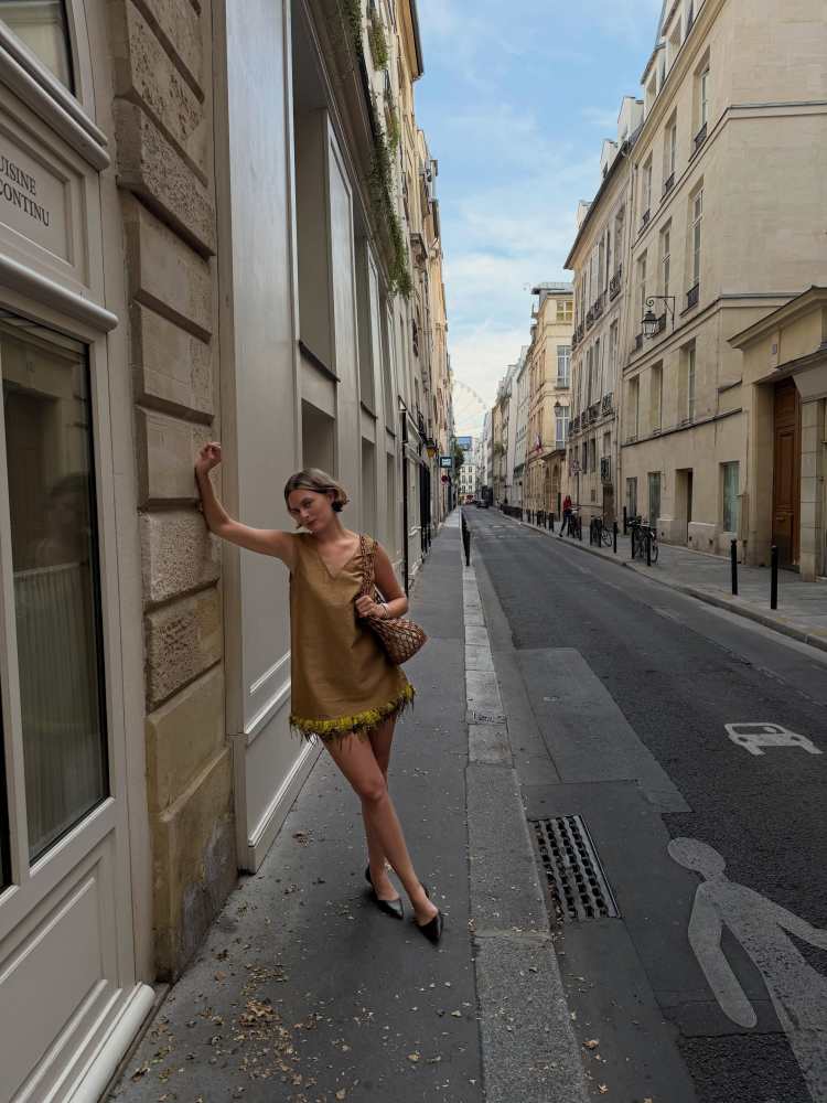 Chan Luu Feather Dupioni Tank Camel, The Row Liisa leather kitten pumps, ELAREE SUPPLE BUCKET in caramel worn by Christie Tyler | Christie Tyler Outfits and Style
