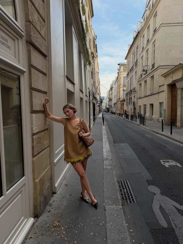 Chan Luu Feather Dupioni Tank Camel, The Row Liisa leather kitten pumps, ELAREE SUPPLE BUCKET in caramel worn by Christie Tyler | Christie Tyler Outfits and Style
