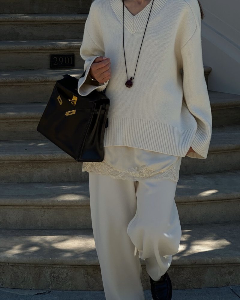 ZARA ZW COLLECTION LACE SLIT TOP and HERMES Kelly Bag worn by Şirin Haban | Şirin Haban Outfits and Style
