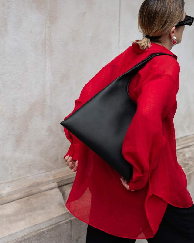 AESTHER EKME Black Midi Shopper Tote worn by Carola Pojer | carolapojer's closet