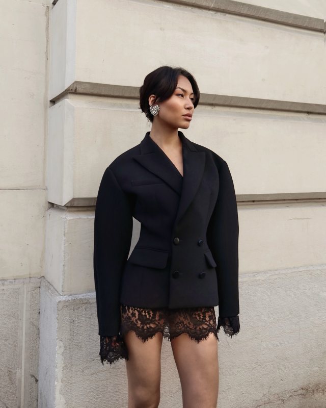 MANGO Guipure short dress and Urban Outfitters Metal Bow Claw Clip worn by Yoshino与志野 | Yoshino与志野 Outfits and Style