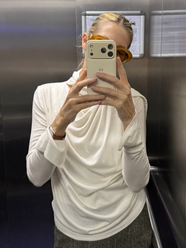 The Garment Breanna draped long-sleeve T-shirt worn by Kelly Rutherford | Kelly Rutherford Outfits and Style