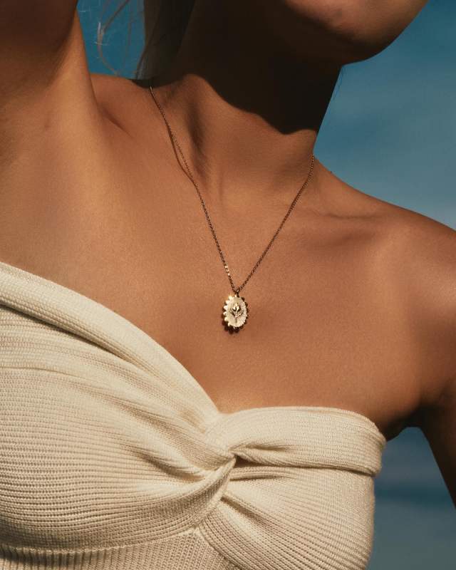 Gorgeous 18k Gold Vermeil necklace brings over the beauty and classic of tulip and can fit in almost your most daily outfits.

SUIHE selects high-quality natural pearls, gemstones, precious metals, and other premium materials and crafts them into a collection of everyday, minimalist, and exquisite jewelry pieces. SUIHE conveys an elegant, romantic, and relaxed fashion attitude and lifestyle.