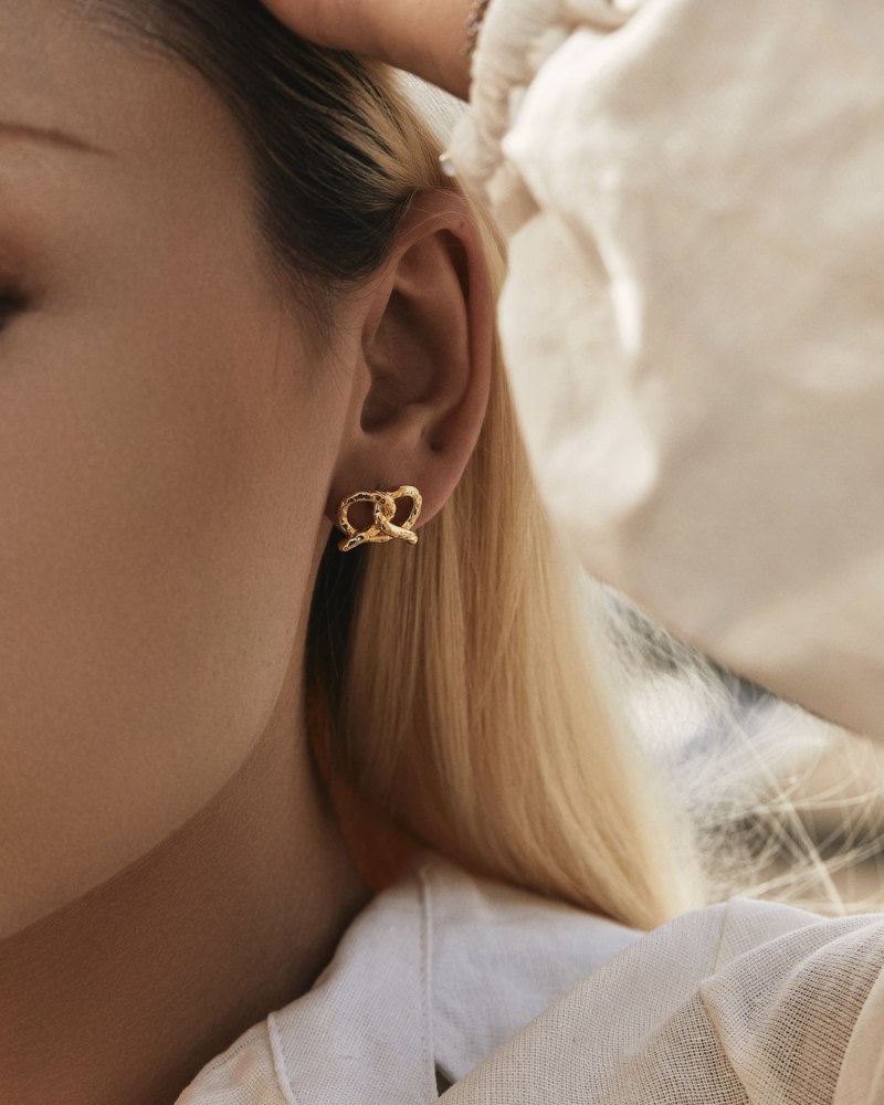 SUIHE 「Pretzel」 Stud Earrings

18k Gold Vermeil over Sterling Silver

SUIHE selects high-quality natural pearls, gemstones, precious metals, and other premium materials and crafts them into a collection of everyday, minimalist, and exquisite jewelry pieces. SUIHE conveys an elegant, romantic, and relaxed fashion attitude and lifestyle.