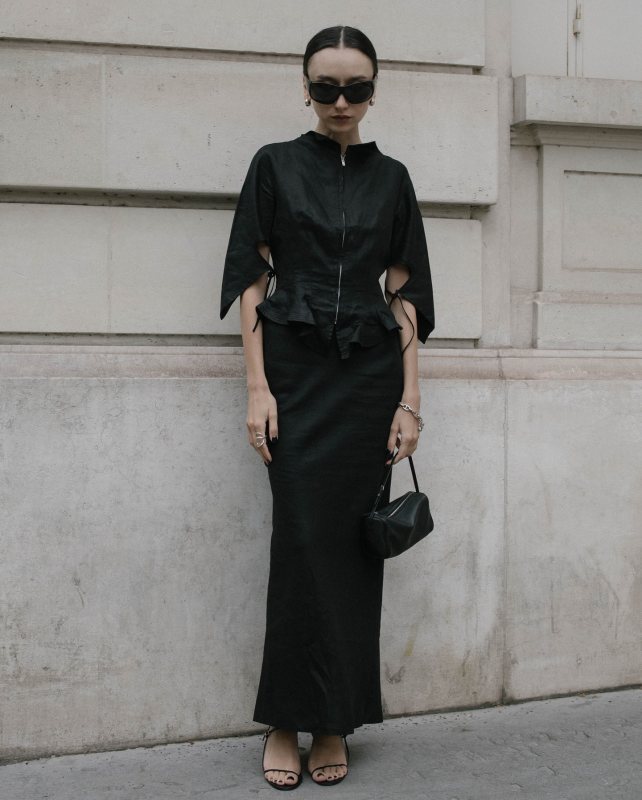beatrice.gutu wearing Yohji Yamamoto SS2000 linen set, THE ROW 90s leather shoulder bag and Bare leather sandals.
