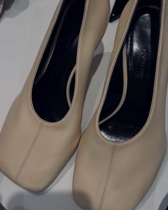 PHOEBE PHILO SOFT PUMP 90 in stucco leather worn by VIKI ODINTCOVA | VIKI ODINTCOVA Outfits and Style