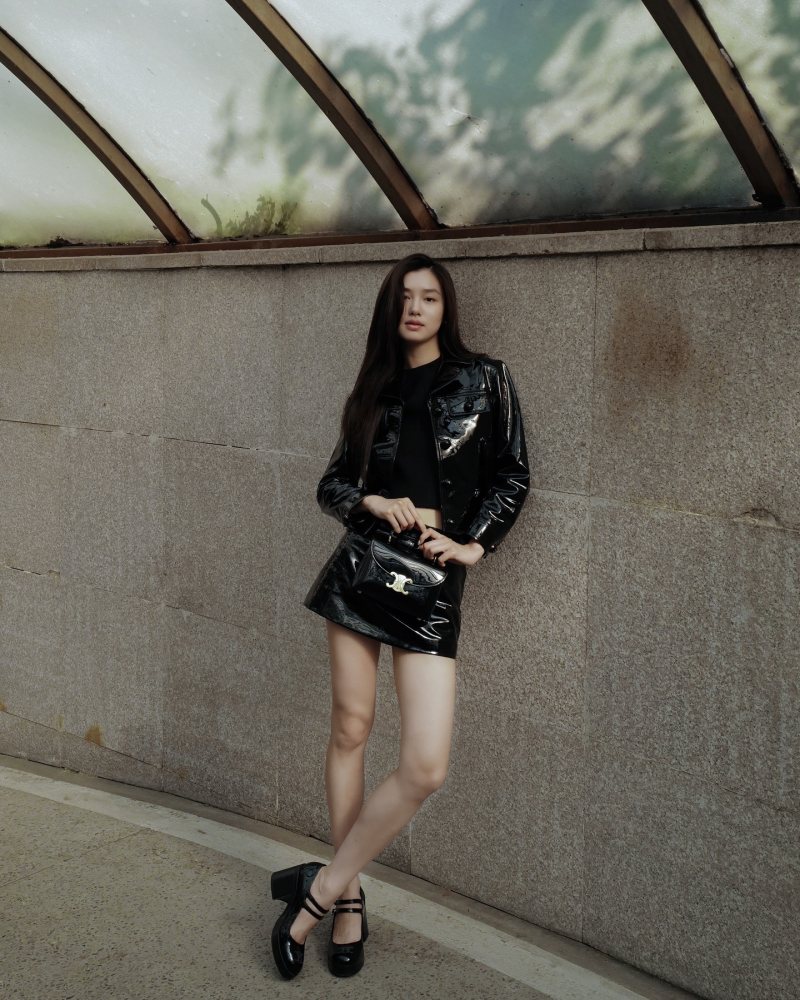 CELINE STRAIGHT BLOUSON JACKET IN PATENT LAMBSKIN LEATHER, CELINE TRAPEZE MINI SKIRT IN PATENT LAMBSKIN LEATHER, CELINE TEEN NINO BAG IN PATENT CALFSKIN and CELINE TESS BABIES IN PATENT CALFSKIN worn by Estelle 陈瑜 | chen_estelle's closet