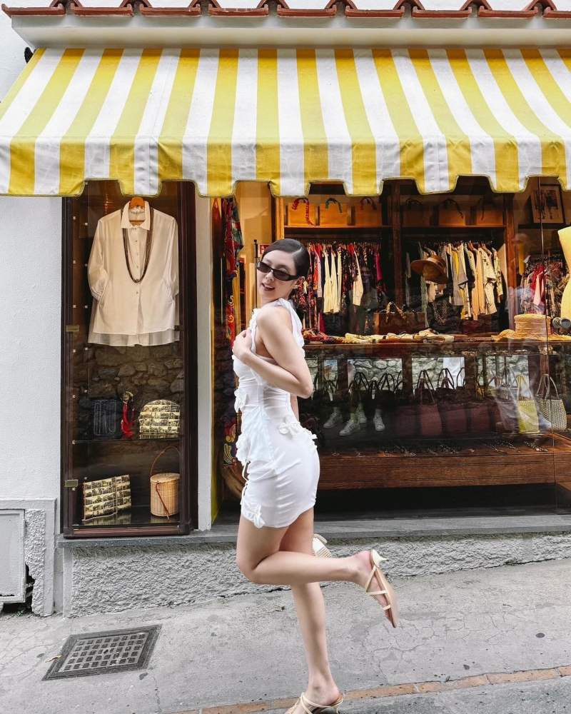 JACQUEMUS La Mini Robe Bocciolo silk-blend minidress and Le petit Bambimou shoulder bag worn by Jennie | jennierubyjane's closet