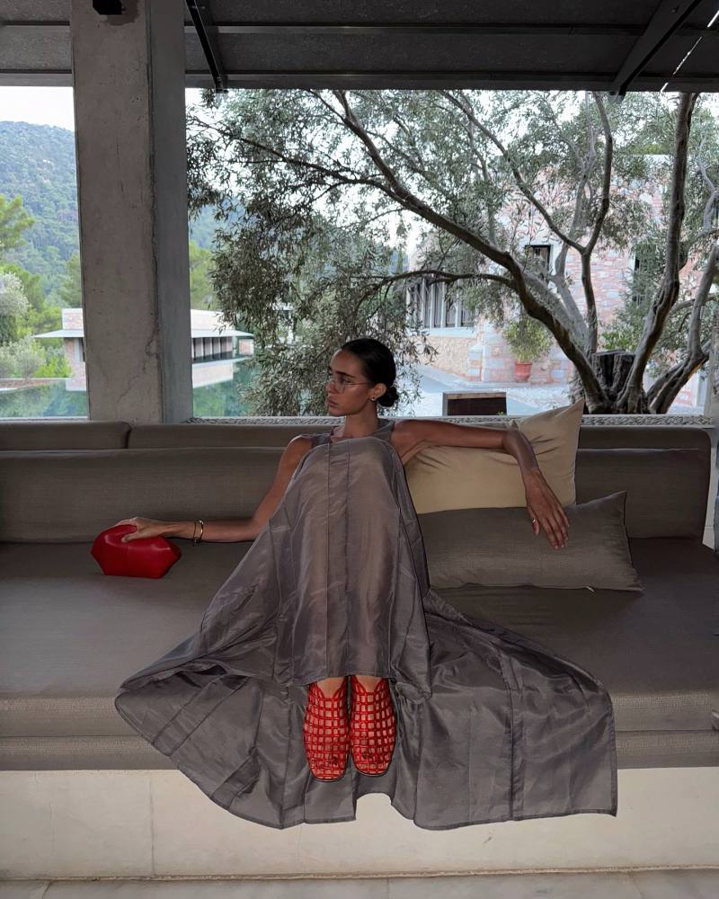 The Row Mel polished leather clutch and The Row Mara fishnet PVC ballet flats worn by Kseniia Vorobeva | moyamii's closet