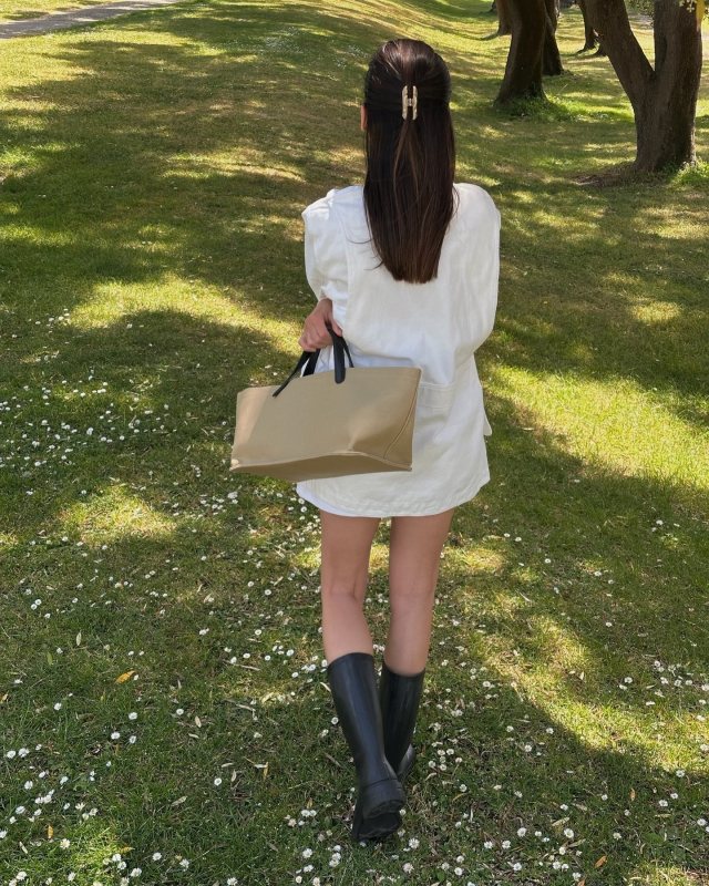 The Row Idaho twill tote bag worn by Şirin Haban | Şirin Haban Outfits and Style