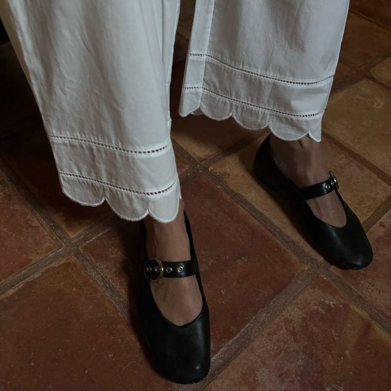 Reformation Bethany Ballet Flats and The Garment Kirsten Pants worn by Linda Tol | lindatol_'s closet