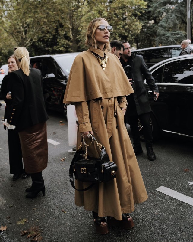 Chloe Caped cotton gabardine trench coat, Chloé Camera smooth leather bag and Chloé 130mm Maxime leather wedges worn by Viky Rader | vikyrader's closet