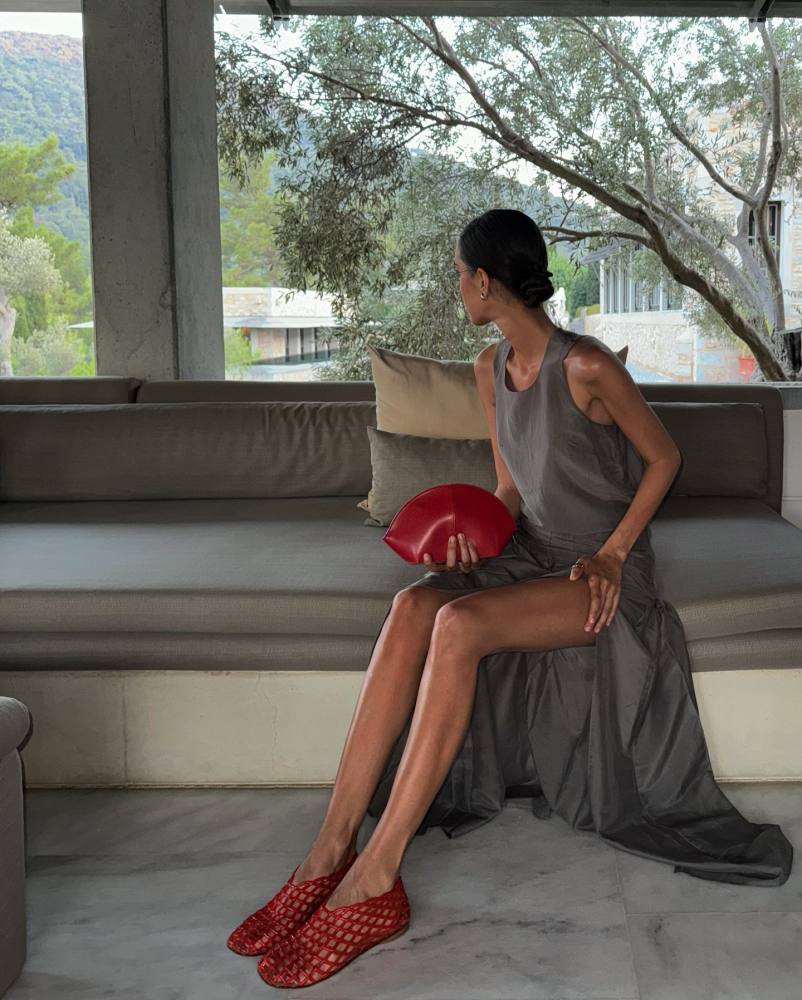 The Row Mel polished leather clutch and The Row Mara fishnet PVC ballet flats worn by Kseniia Vorobeva | moyamii's closet