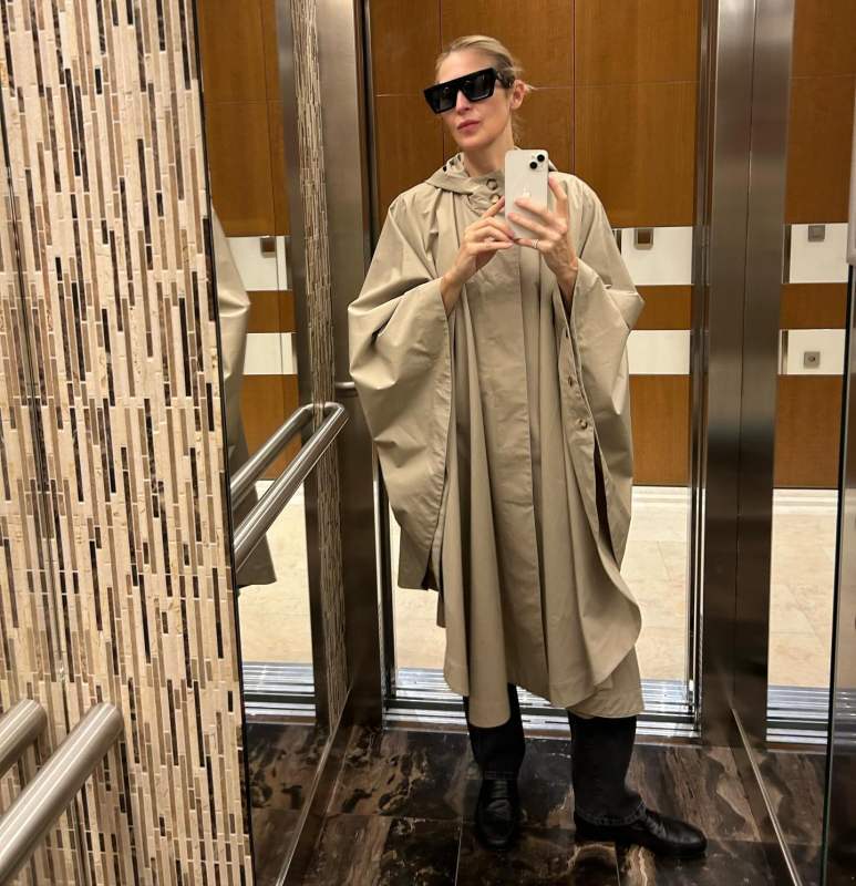 LA COLLECTION Beige Odin Trench Coat worn by Kelly Rutherford | kellyrutherford's closet
