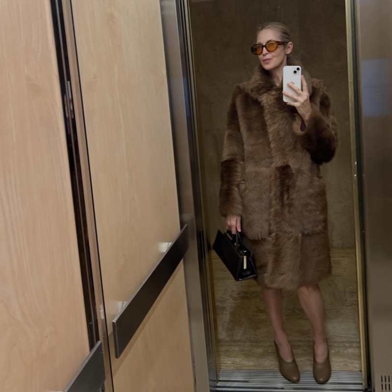 NOUR HAMMOUR Evita Plush Shearling Coat, TOD'S Pumps in Nappa Leather - Brown, VERAFIED Chocolate Éclair Bag and delarge BARDI BROWN RIVER sunglasses worn by Kelly Rutherford | Kelly Rutherford Outfits and Style