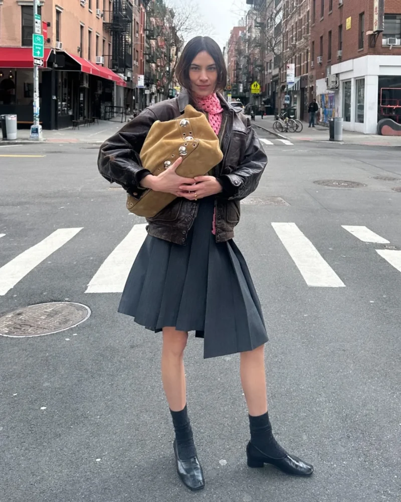 Valentino Garavani NELLCÔTE LARGE SUEDE SHOPPING BAG and PHOEBE PHILO CLUB SLIPPER in black shiny leather worn by Alexa Chung | Alexa Chung Outfits and Style